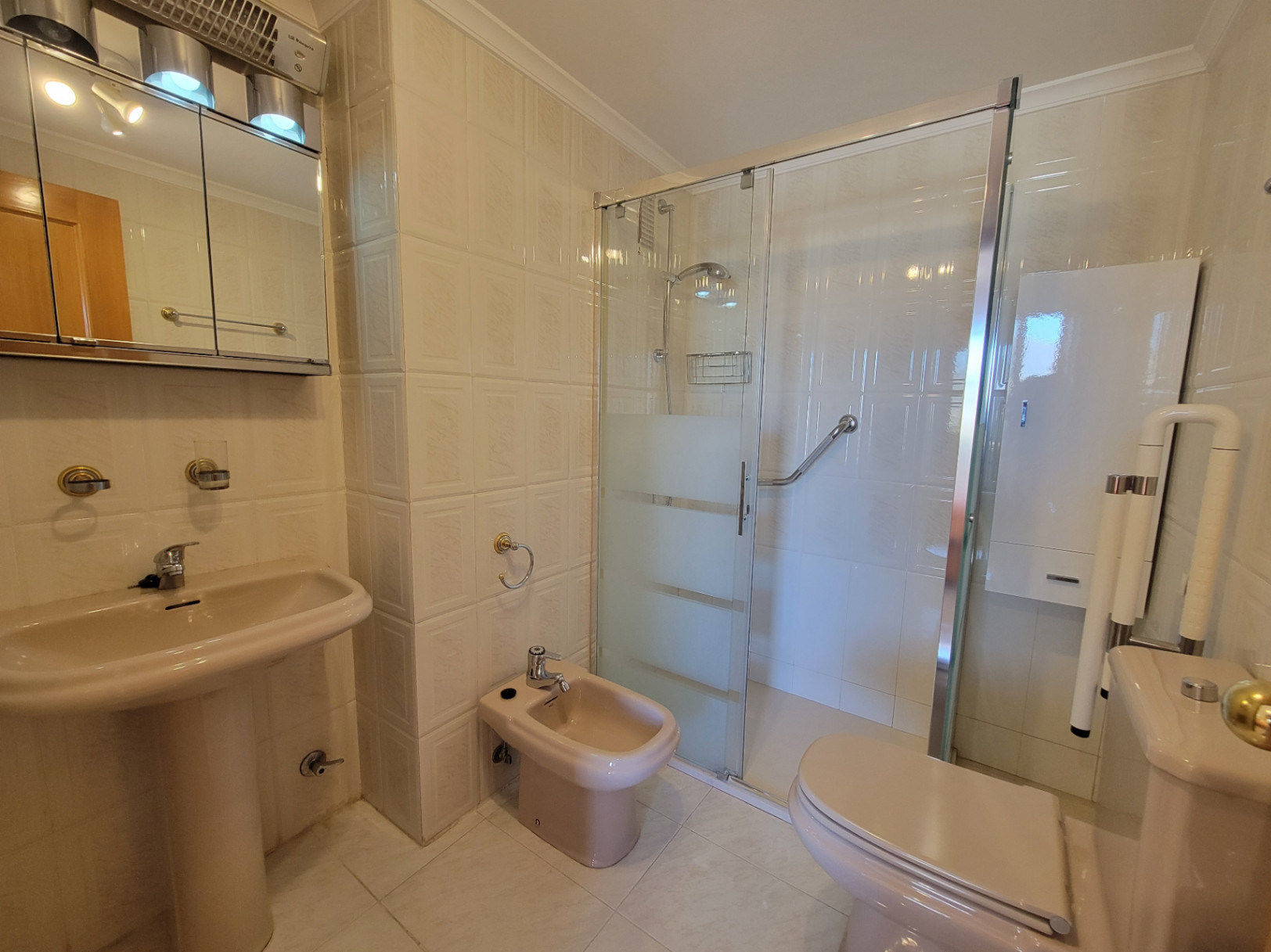 APARTAMENTO CON VISTAS AL MAR CON MUY BUENA UBICACION