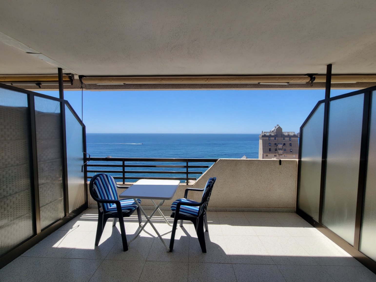 APARTAMENTO CON VISTAS AL MAR CON MUY BUENA UBICACION