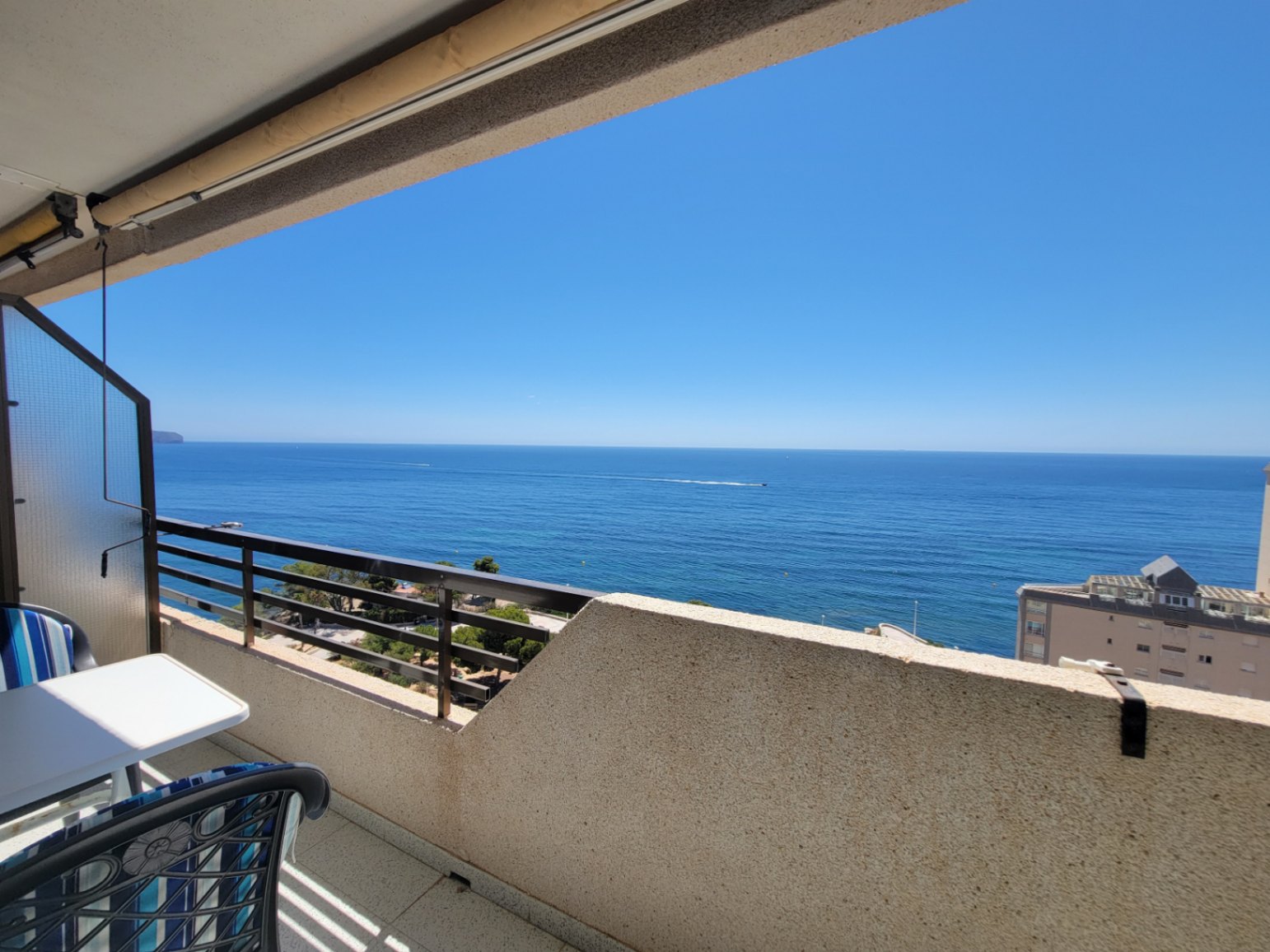 APARTAMENTO CON VISTAS AL MAR CON MUY BUENA UBICACION
