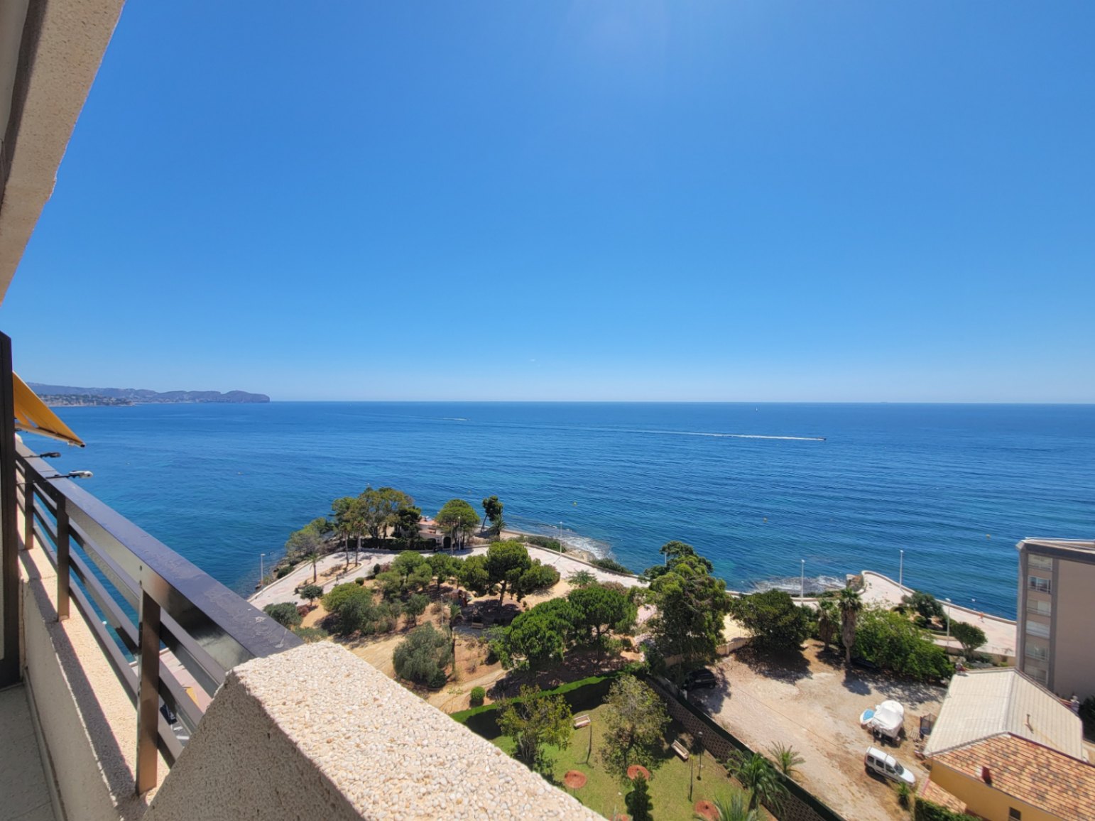 APARTAMENTO CON VISTAS AL MAR CON MUY BUENA UBICACION