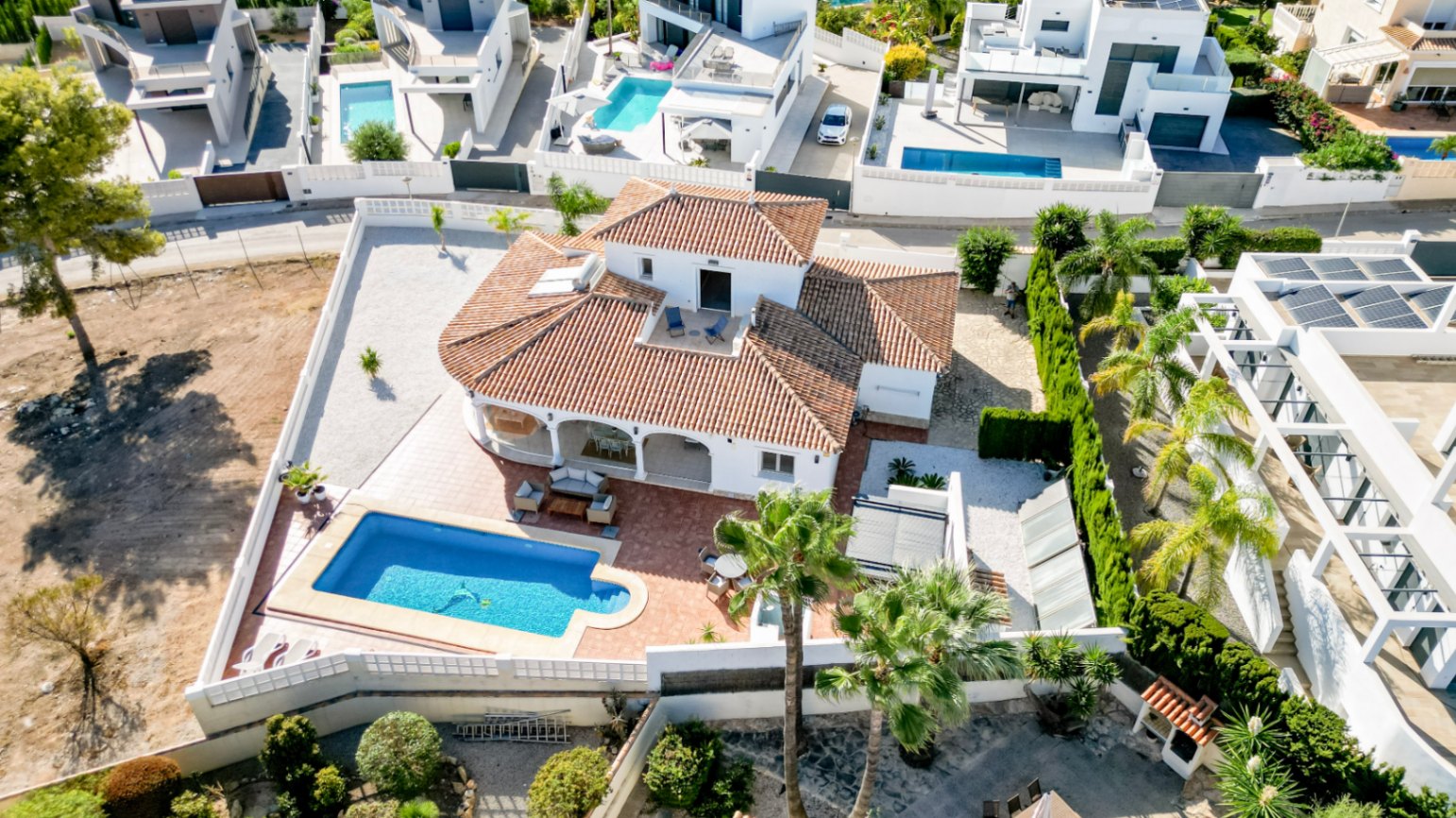 BEAUTIFUL RENOVATED VILLA VERY CLOSE TO ALL SERVICES AND THE BEACH