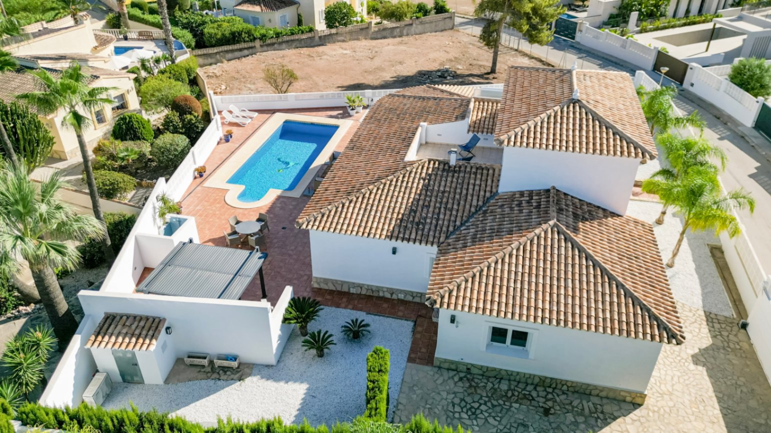 BEAUTIFUL RENOVATED VILLA VERY CLOSE TO ALL SERVICES AND THE BEACH