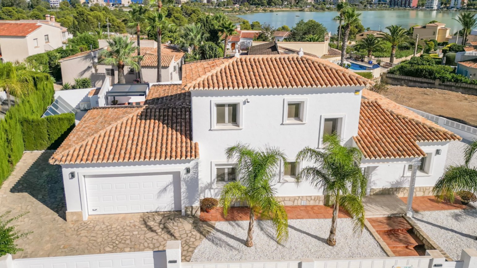 BEAUTIFUL RENOVATED VILLA VERY CLOSE TO ALL SERVICES AND THE BEACH