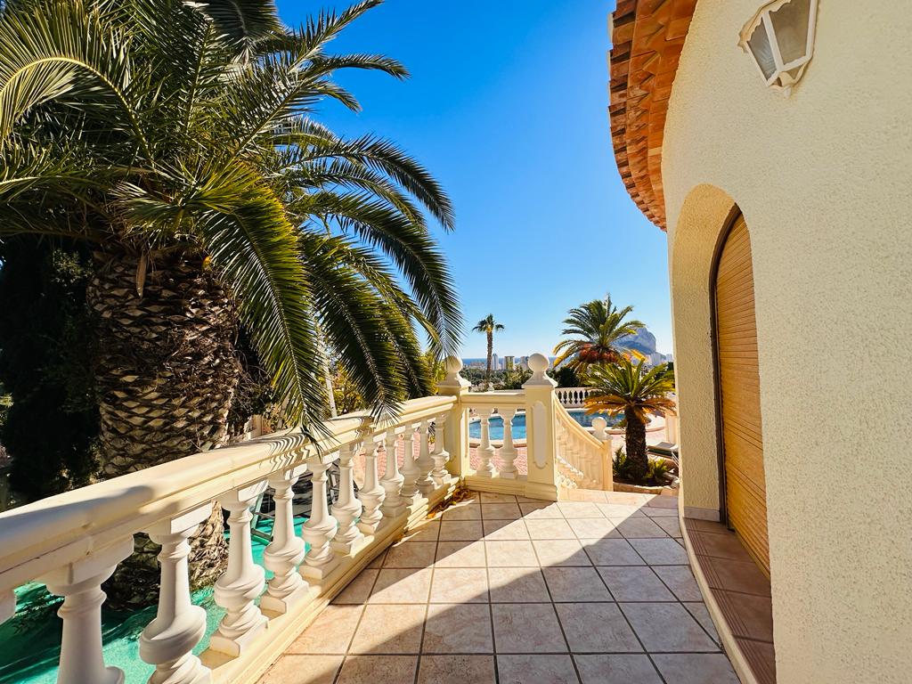 Charmante villa met uitzicht op zee en ruime ruimtes in La Cometa III, Calpe
