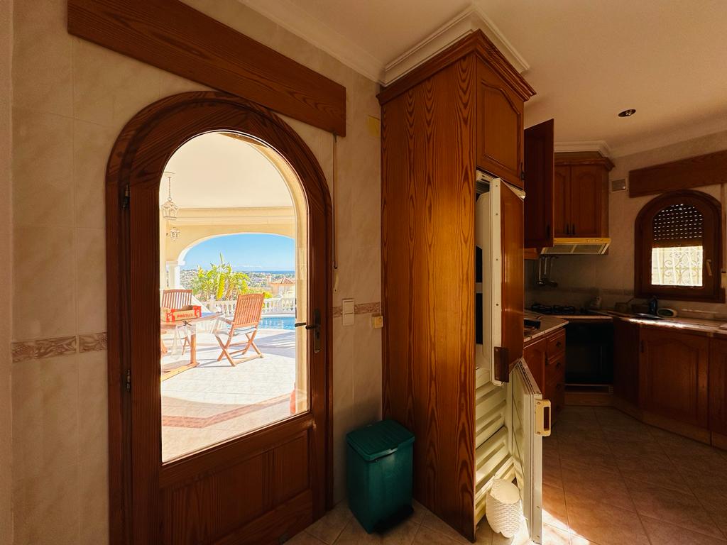 Charmante villa met uitzicht op zee en ruime ruimtes in La Cometa III, Calpe