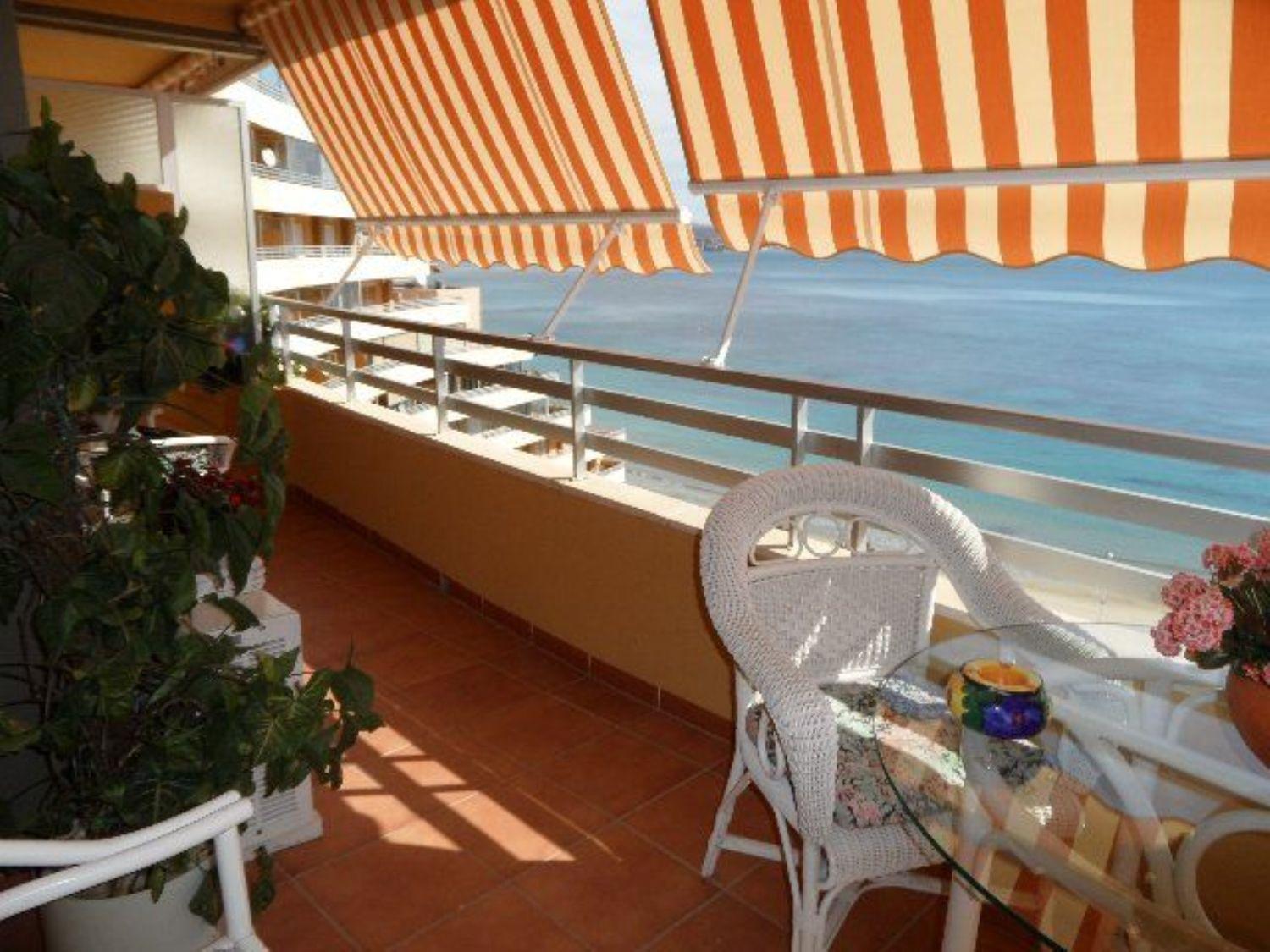 Mooi penthouse op de eerste lijn van het Levante strand.