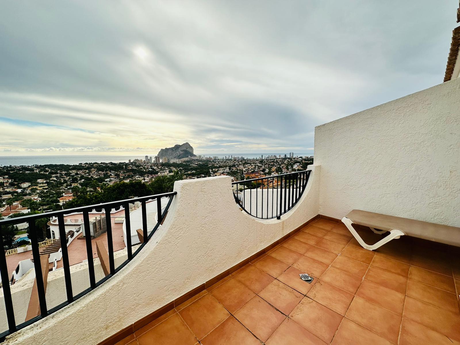 Bungalow very close to the center of Calpe with communal pool.