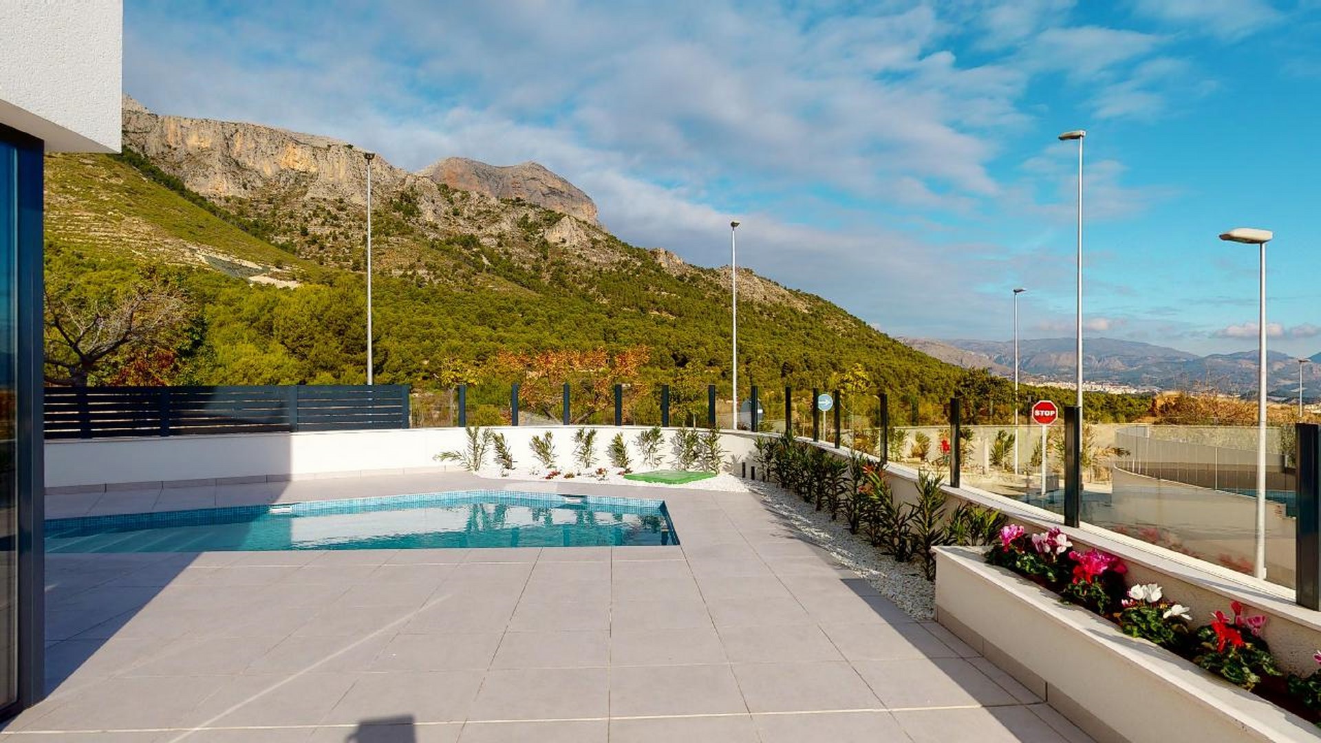 Villa's gelegen in Polop in het zwembad met vrij uitzicht op de zee en de bergen.