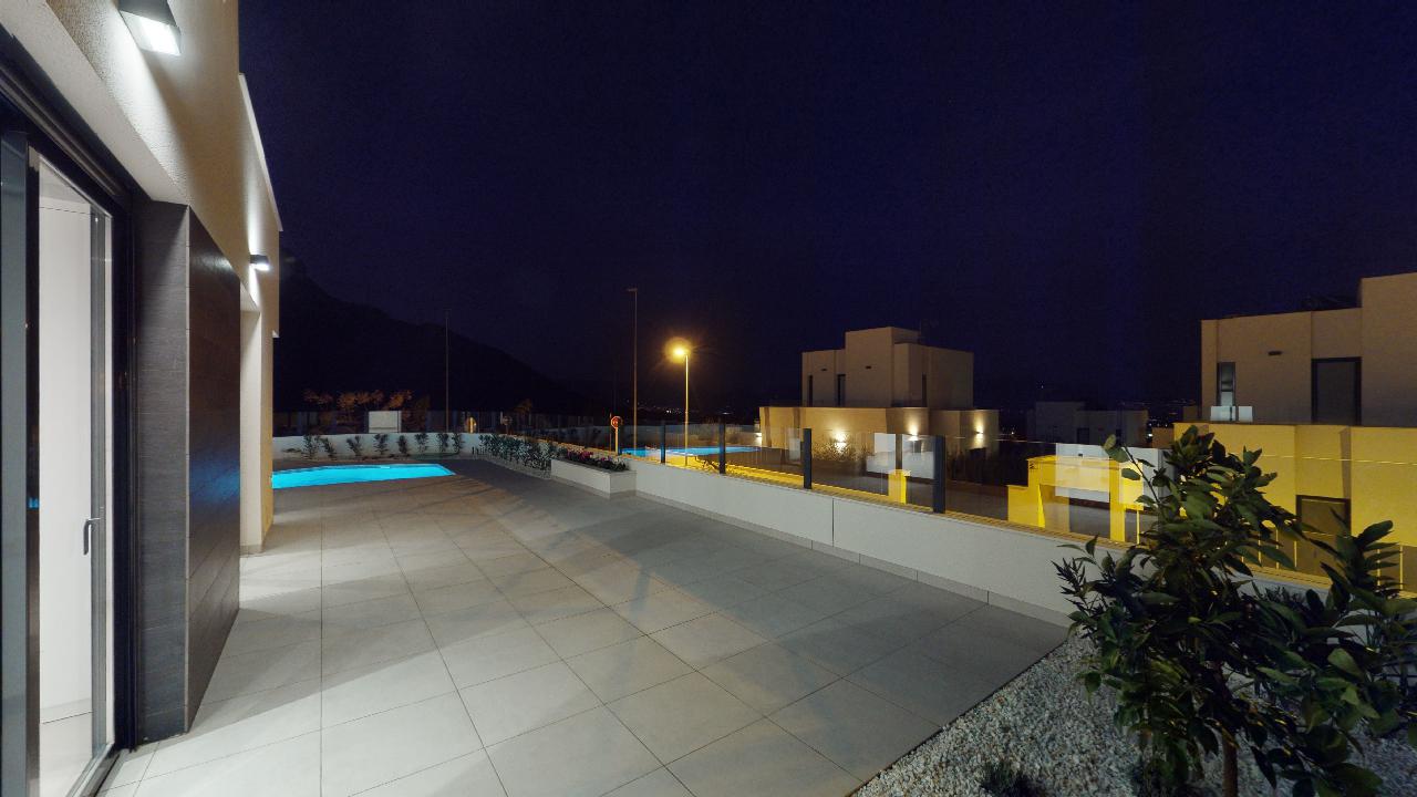 Villa's gelegen in Polop in het zwembad met vrij uitzicht op de zee en de bergen.