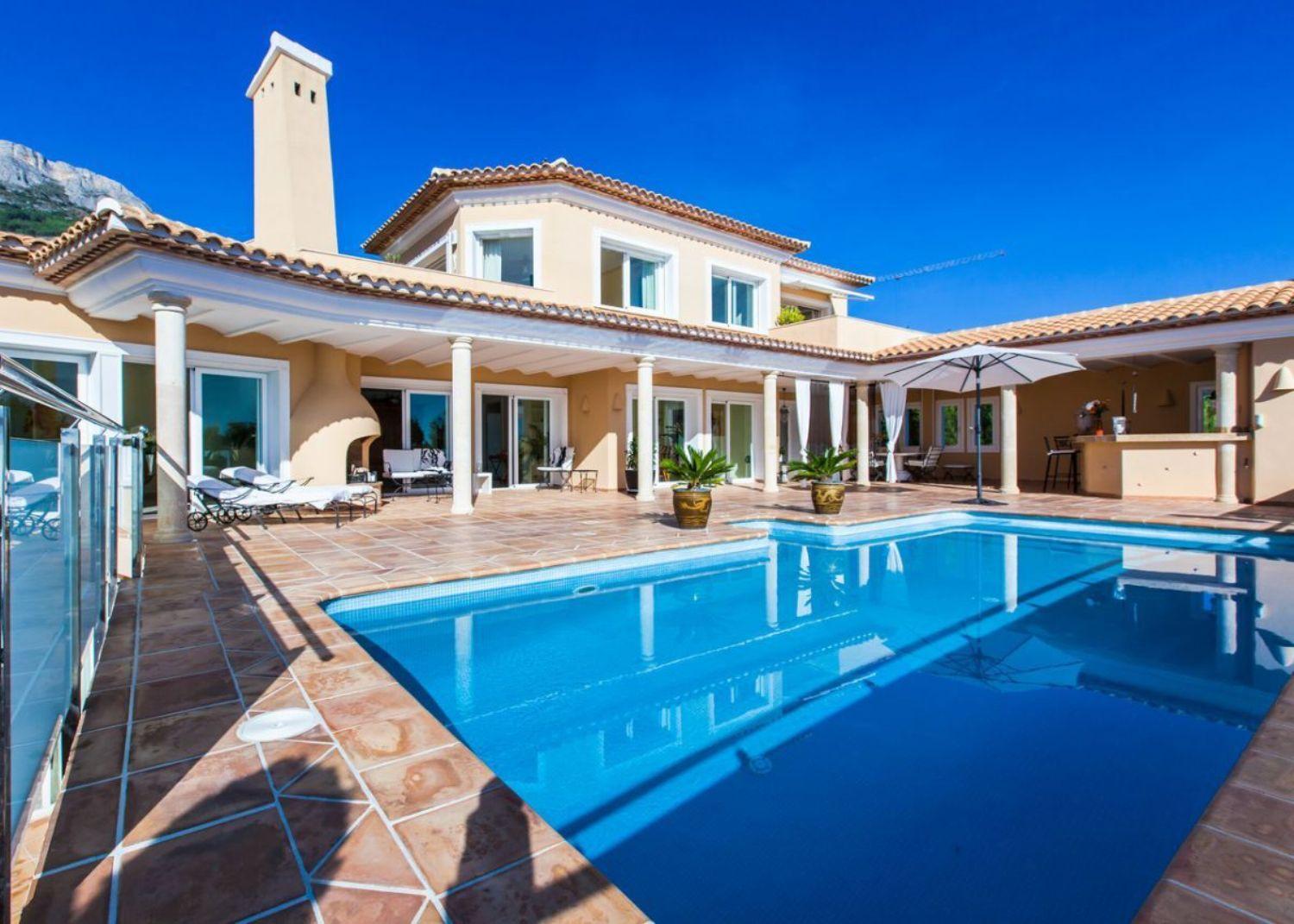 Luxurious villa with private access to the golf course.