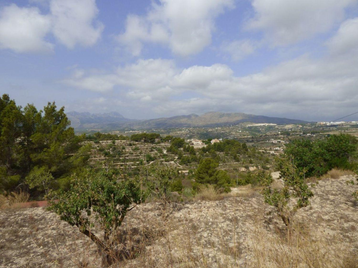 Rustikales Grundstück mit Blick auf die Berge.