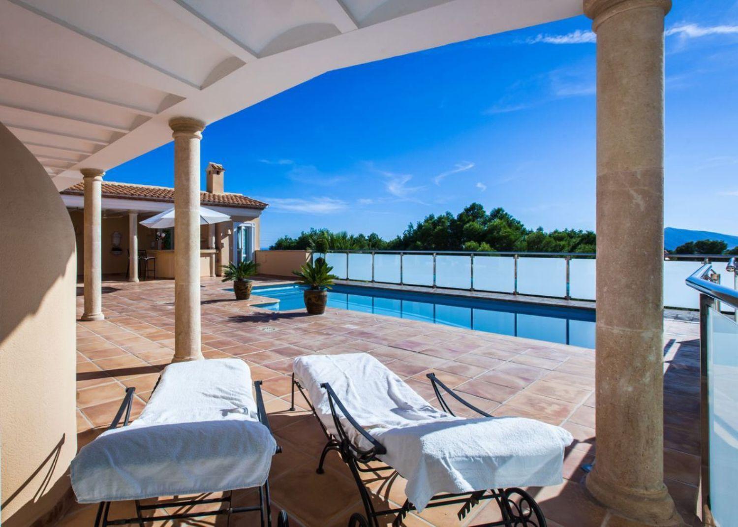 Luxurious villa with private access to the golf course.