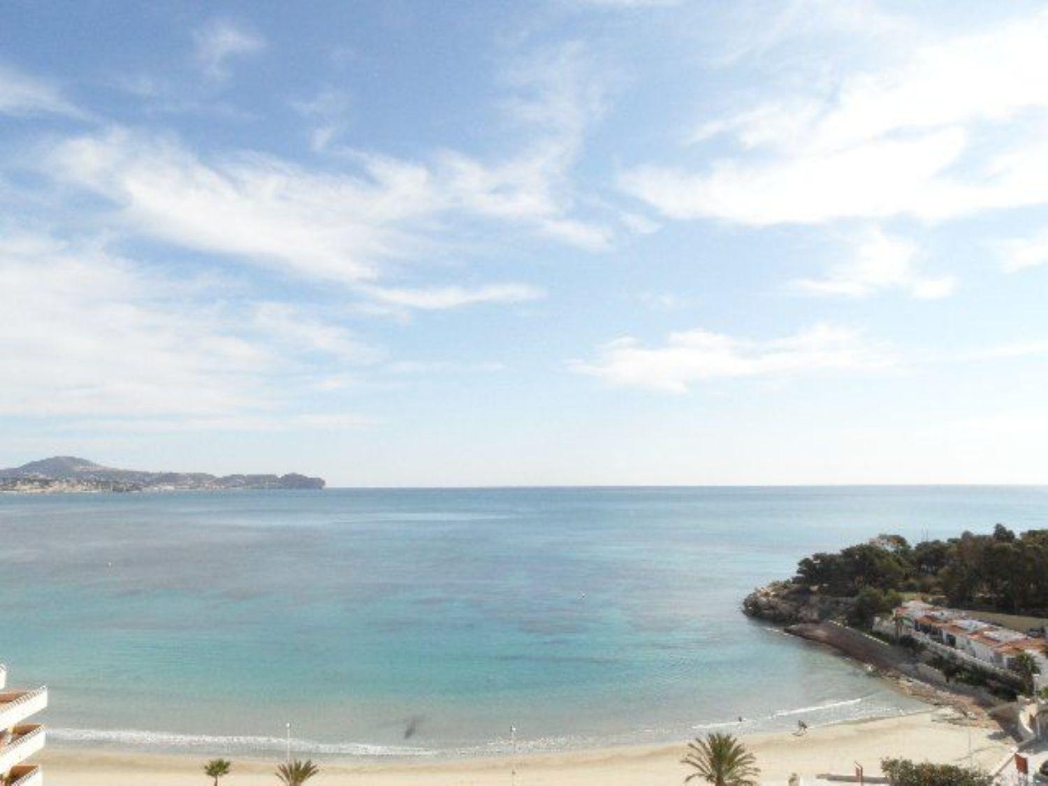 Joli penthouse sur la première ligne de la plage de Levante.